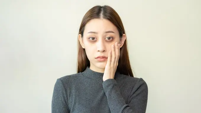 Trik Menghilangkan Mata Panda yang Tebal, dari Cara Alami hingga Bantuan Skincare