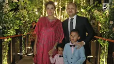 Pembalap, Ananda Mikola ditemani sang istri, Marcella Zalianty menghadiri resepsi kedua pernikahan Laudya Cynthia Bella dan Engku Emran di Bandung, Minggu (8/10). Diketahui, Ananda merupakan salah satu mantan kekasih Bella. (Liputan6.com/Herman Zakharia)