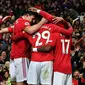 Para pemain Manchester United merayakan gol yang dicetak Marcus Rashford ke gawang Newcastle pada laga Premier League di Stadion Old Trafford, Manchester, Rabu (26/12). MU menang 4-1 atas Newcastle. (AFP/Paul Ellis)