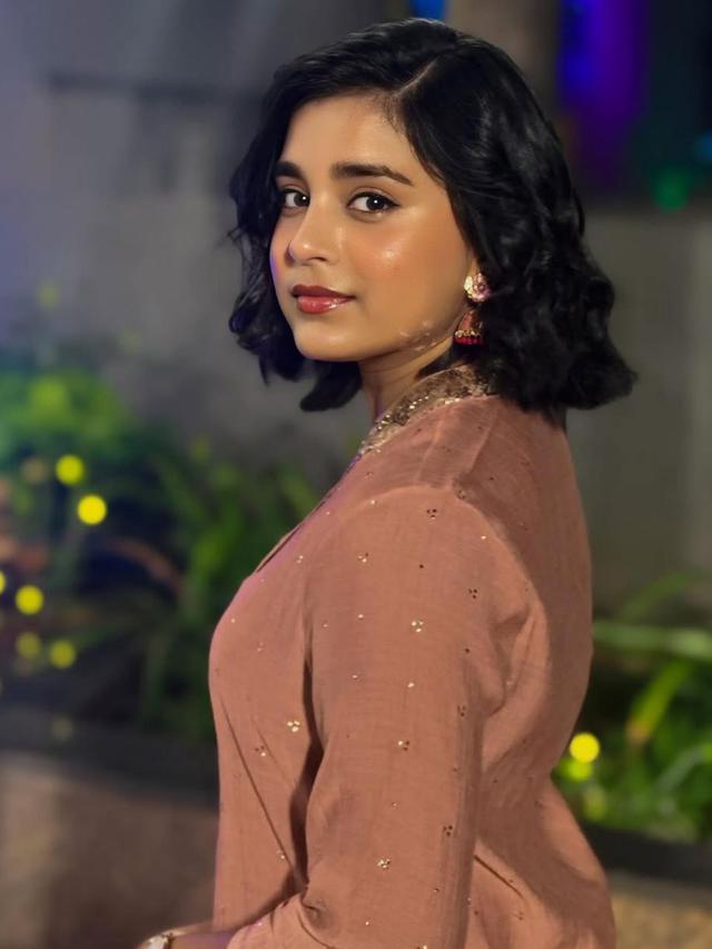 Pesona Sumbul Touqeer yang Selalu Mencuri Perhatian. (credit:instagram.com/sumbul_touqeer)