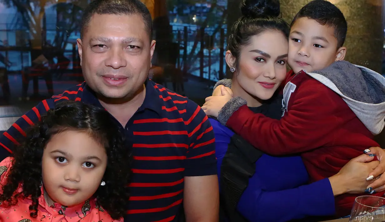 Dari pernikahannya bersama Raul Lemos, Krisdayanti telah melahirkan dua orang anak, yakni Kellen Alexander Lemos dan Ariannha Amora Lemos. Keluarga kecil mereka pun terlihat selalu bersama dan bahagia. (Instagram/krisdayantilemos)