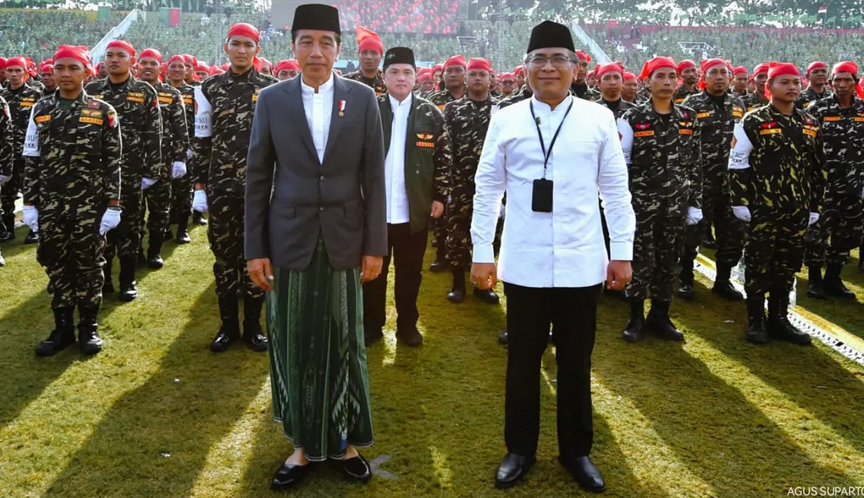 Presiden Joko Widodo atau Jokowi (kiri) bersama Ketua Umum Pengurus Besar Nahdlatul Ulama (PBNU) Yahya Cholil Staquf (kanan) saat menghadiri acara puncak satu abad Nahdlatul Ulama (NU) di Sidoarjo, Jawa Timur, Selasa (7/2/2023). Jokowi menilai NU sebagai organisasi Islam terbesar di dunia layak berkontribusi untuk masyarakat internasional. (Biro Pers Istana Kepresidenan/Agus Suparto)