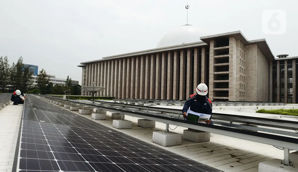 Teknisi sedang melakukan pemeriksaan instalasi panel surya di Masjid Istiqlal, Jakarta, Kamis (3/9/2020). Penggunaan listrik dengan tenaga surya ini sebagai upaya pemerintah mendukung penggunaan energi yang ramah lingkungan, efektif dan efesian. (merdeka.com/Imam Buhori)