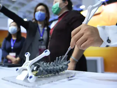 Staf mendemonstrasikan salah satu teknologi yang dipamerkan di Pameran Teknologi Tinggi Internasional Beijing China ke-23 di Beijing, 17 September 2020. Pameran teknologi tinggi resmi dibuka di Beijing pada Kamis (17/9), dengan menampilkan deretan pencapaian teknologi terbaru. (Xinhua/Ju Huanzong)