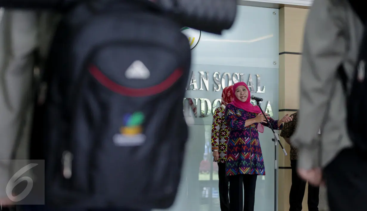 Mensos Khofifah Indar Parawansa melepas keberangkatan Pendamping Sosial Komunitas Adat Terpencil Profesional di Jakarta, Jumat (31/3). Sebanyak 20 orang disebar ke 20 provinsi pedalaman Indonesia selama 8 bulan. (Liputan6.com/Faizal Fanani)