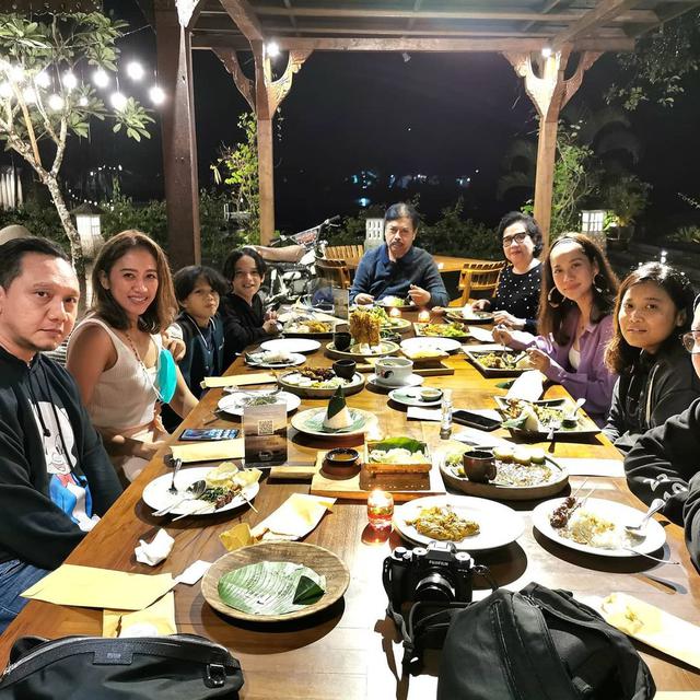 6 Gaya Liburan Akhir Tahun BCL di Magelang, Bersama Keluarga Besar