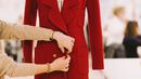 Kristen Stewart juga mengenakan wol merah dengan kerah yang bisa disesuaikan dari koleksi Chanel RTW FW 1988/89. Mantel ini masuk dalam koleksi Chanel Patrimony. Foto: Document/Chanel.