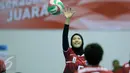 Pevoli putri DKI Jakarta, Reska Nurdiani S (kiri) berlatih smes saat laga melawan Papua di fase grup Y PON XIX Jabar di Gelora Sabilulungan, Kab Bandung, Rabu (21/9). DKI Jakarta unggul tiga set (25-21, 25-21, 25-19). (Liputan6.com/Helmi Fithriansyah)