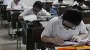 Sejumlah siswi mengikuti Ujian Nasional (UN) secara  Paper Base Test (PBT) di SMA Santa Ursula , Jakarta, Senin (13/4/2015). Mulai hari ini SMA/SMK sederajat menjalani Ujian Nasional 2015 baik secara online maupun Manual. (Liputan6.com/Herman Zakharia)