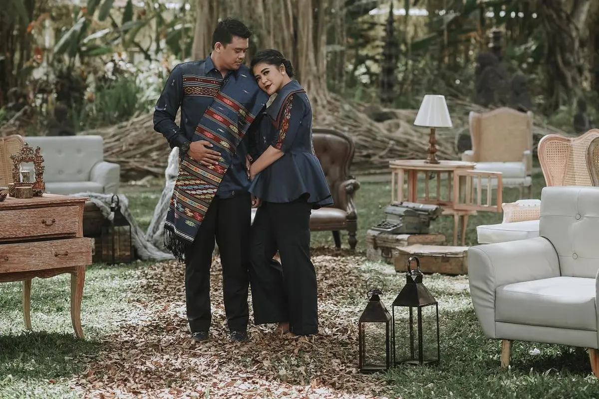 [Bintang] Banjir Pesanan, Songket Batak Pre-Wedding Kahiyang Ayu dan Bobby