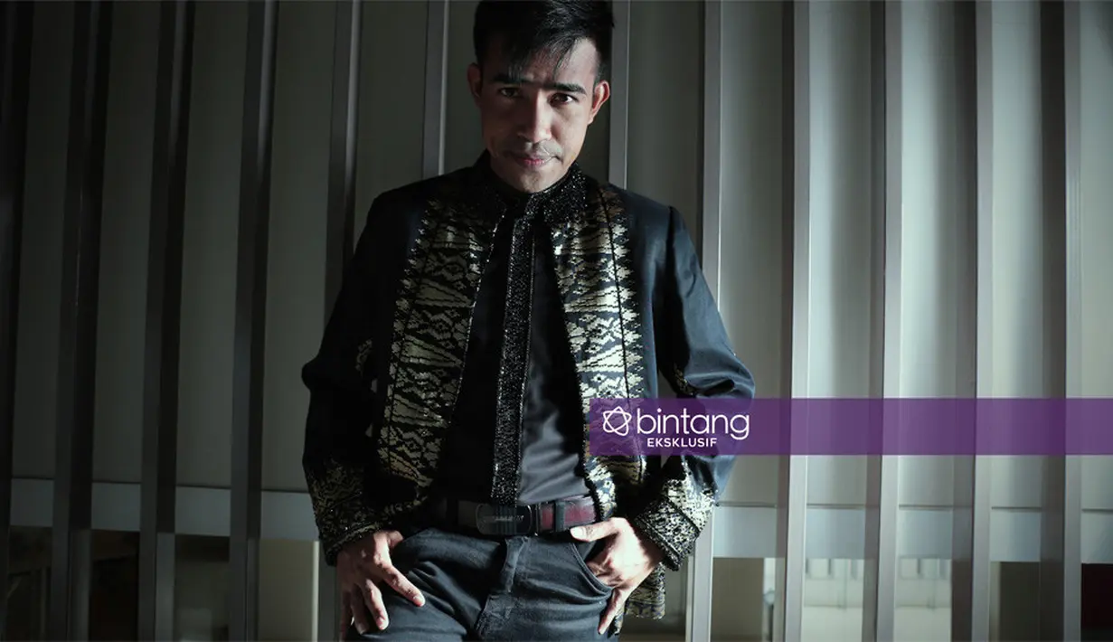 Meski sempat menjadi bahan candaan teman-temannya, pria asal Bau Bau ini merasa bersyukur, melalui ajang D'Academy 4 telah mewujudkan cita-citanya. Ia satu kontestan yang berhasil lolos audisi dan berangkat ke Makassar. (Bambang E. Ros/Bintang.com)