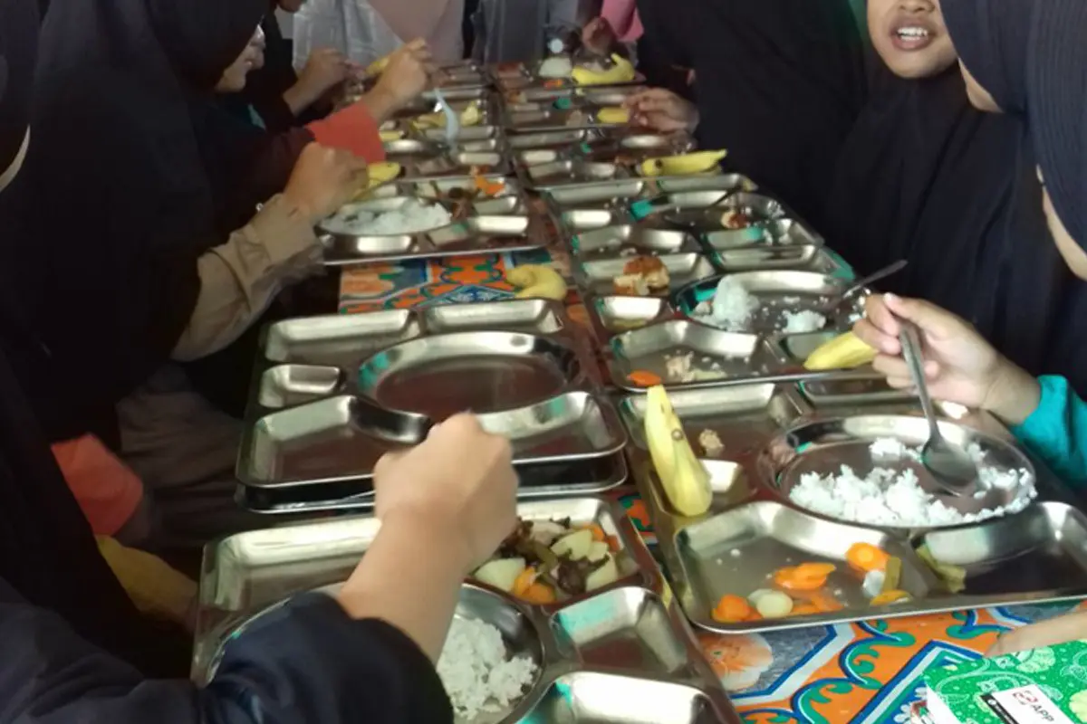 Tingkatkan Gizi Seimbang Anak, Ajinomoto Gelar School Lunch Project di Pondok Pesantren