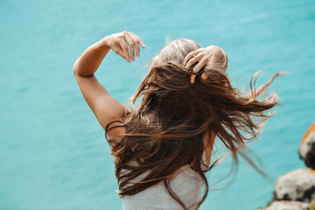 5 Cara Mengatur dan Meluruskan Rambut Mengembang Sehabis Keramas