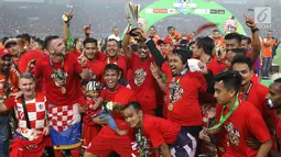 Pemain Persija merayakan gelar juara Go-Jek Liga 1 Indonesia 2018 bersama Bukalapak usai menumbangkan Mitra Kukar di Stadion GBK, Jakarta, Minggu (9/12). Persija meraih gelar juara Liga 1 Indonesia 2018 dengan 62 poin. (Liputan6.com/Helmi Fithriansyah)