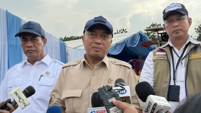 Menteri Sekretaris Negara (Mensesneg) Prasetyo Hadi (tengah) bersama Menteri Pertanian Amran Sulaiman (kiri) saat berada di Tuban.