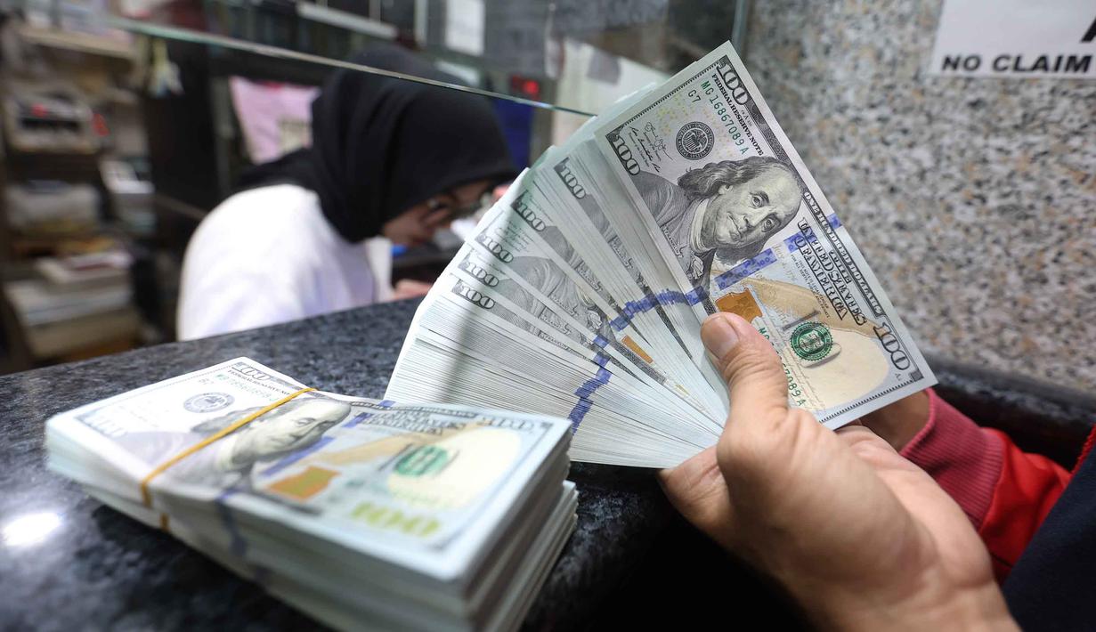 Batas pembelian dolar AS tanpa underlying akan diturunkan dari semula 50.000 menjadi 25.000 dolar AS per orang per bulan. Tampak dalam foto, karyawan menunjukkan uang pecahan dolar Amerika Serikat (AS) di salah satu gerai penukaran mata uang asing, Jakarta, Rabu (5/5/2026). (Kapanlagi.com/Budy Santoso)