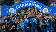 Keberhasilan Persib Bandung menjuarai BRI Liga 1 2023/2024 menjadi gelar ke-8 secara keseluruhan di kasta tertinggi sepak bola Indonesia, sekaligus gelar ketiga di era Liga Indonesia. Setelah terakhir kali menjadi juara Liga Indonesia pada 2014, kini Maung Bandung kembali merebutnya setelah satu dekade berlalu. Meraih dua kemenangan atas Madura United dalam dua leg final Championship Series menjadi bukti ketangguhan Maung Bandung musim ini di BRI Liga 1 2023/2024. (Bola.com/Bagaskara Lazuardi)