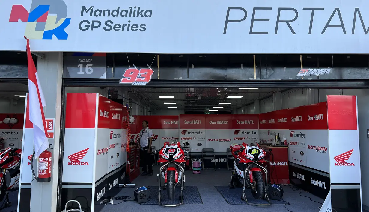 Dua motor pembalap andalan Astra Honda Racing Team (AHRT) di kelas SS600, Fadillah Arbi Aditama (kiri) dan Mohammad Adenanta Putra terparkir di dalam paddock menjelang babak kualifikasi kelas SS600 ARRC Mandalika 2023 di Sirkuit Mandalika, Lombok, Sabtu (12/8/2023). (Bola.com/Iqri Widya)