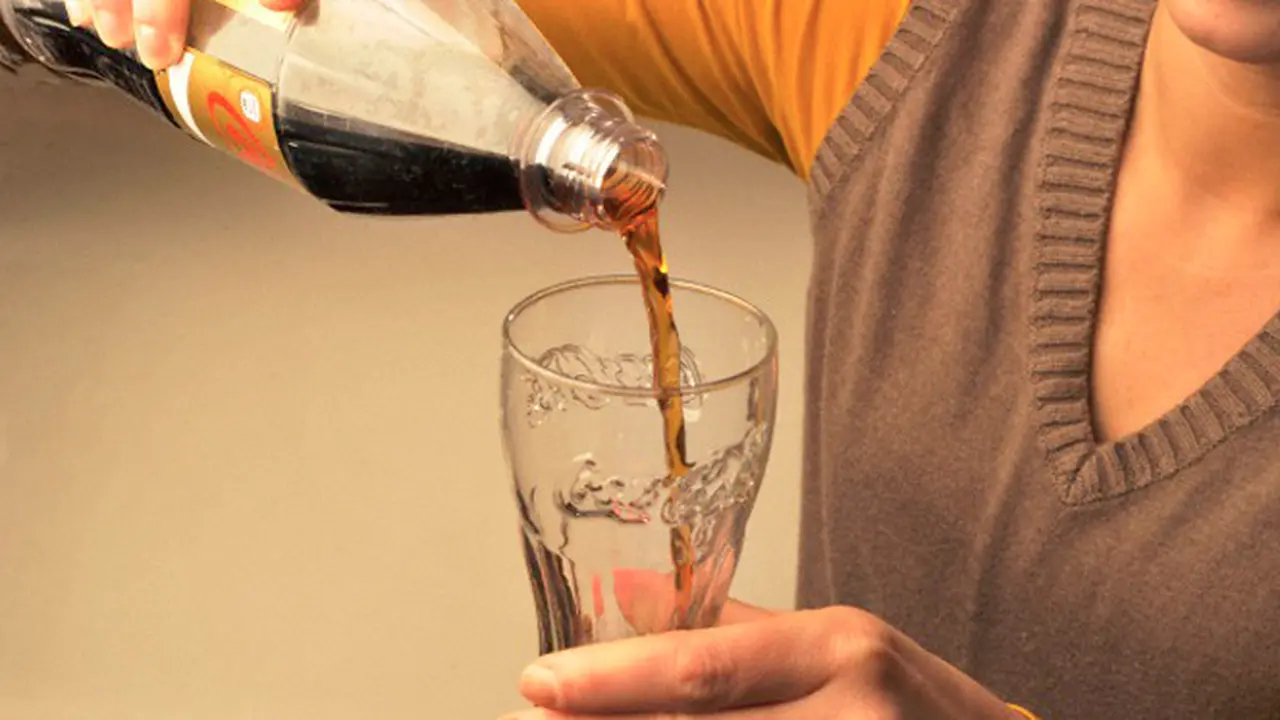Aneh, Ada Kondom Mengambang di dalam Botol Minuman Soda
