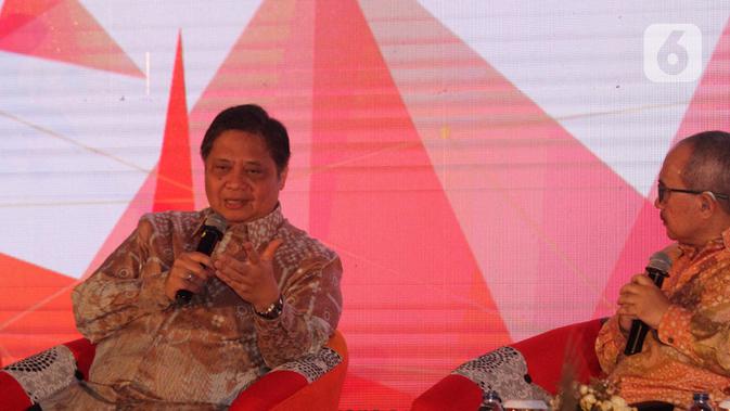 Menteri Koordinator Bidang Perekonomian Airlangga Hartarto (kiri) menyampaikan paparan dalam seminar nasional di Auditorium Adhiyana, Jakarta, Senin (3/2/2020). Seminar tersebut mengangkat tema 'Membangun Optimisme dan Peluang di Tengah Ketidakpastian'. (Liputan6.com/Angga Yuniar)