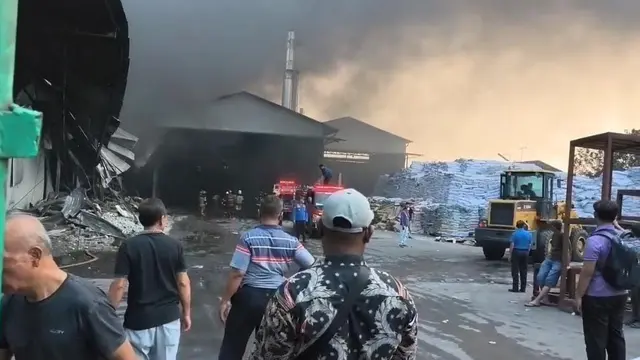 Kebakaran Pabrik Sendal Swallow di Medan.