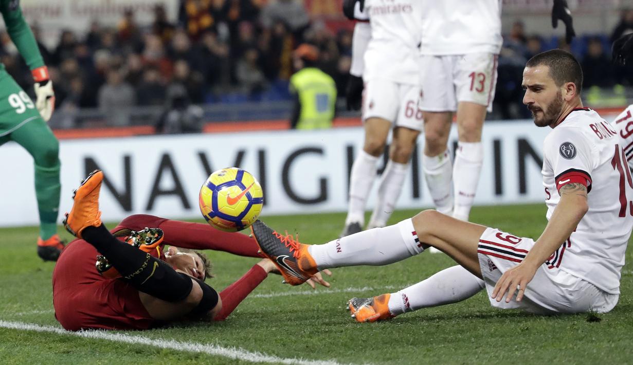 Aksi pemain Roma, Patrik Schick (kiri) saat berebut bola dengan pemain AC Milan, Leonardo Bonucci pada lanjutan Serie A di Rome Olympic stadium, (25/2/2018). AC Milan menang 2-0. (AP/Alessandra Tarantino)