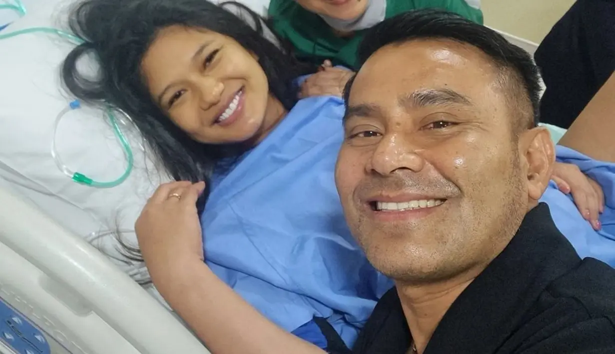 Judika mengungkapkan kekagumannya atas perjuangan sang istri yang memilih melahirkan secara normal meskipun usianya sudah 41 tahun. Ia bercerita bagaimana Duma tetap teguh pada keputusannya, meskipun dokter sempat menyarankan opsi induksi jika belum melahirkan hingga awal Desember. (Liputan6.com/IG/@/jud1ka)