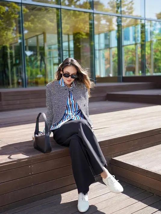 Kemeja garis-garis juga cocok dipadukan dengan tweed blazer dan celana kulot seperti Luna Maya ini. (Instagram/lunamaya).
