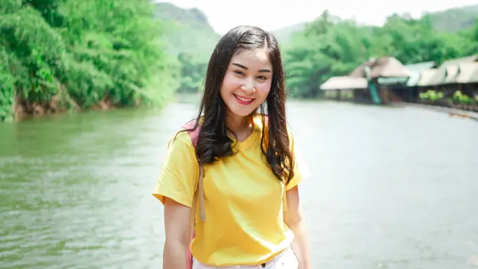 baju kuning bahagia tersenyum manis