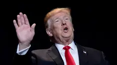Presiden Amerika Serikat Donald Trump saat tiba dalam acara National Prayer Breakfast di Washington, 7 Februari 2019. Presiden AS ke-45 yang kontroversial ini menjabat pada 2017 hingga 2020, sebelum akhirnya kini digantikan oleh Joe Biden. (Photo by Brendan Smialowski/AFP)