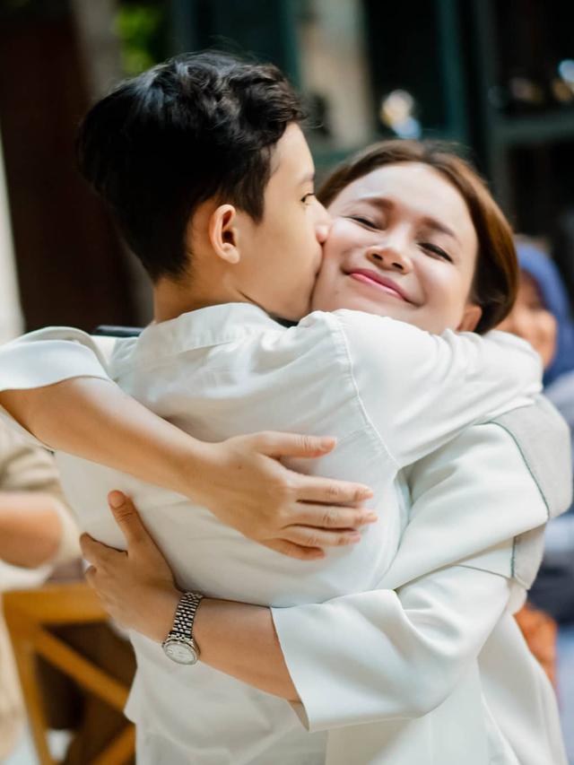 Rossa dan anaknya. (Foto: Dok. Instagram @itsrossa910)