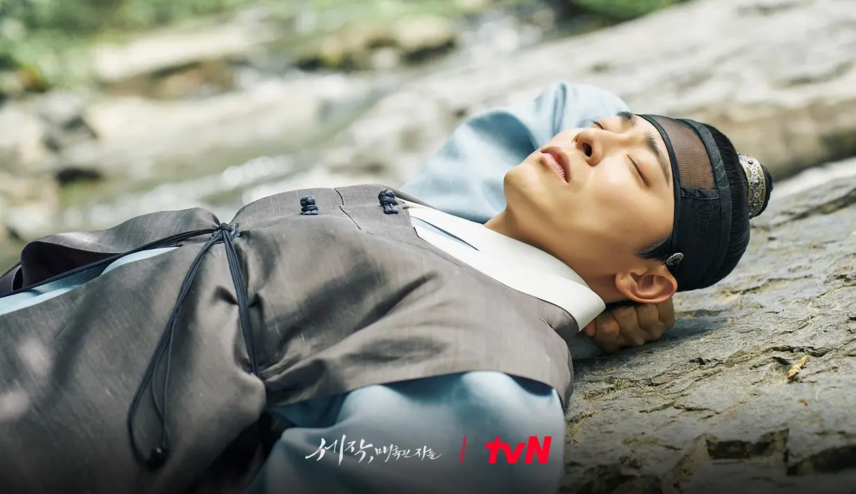 Yi In berbaring di atas batu di tepian sungai yang disorot sinar matahari, menggambarkan sikapnya yang riang seolah-olah ia telah membuang semua kekhawatirannya. (Foto: Instagram/ tvn_drama)