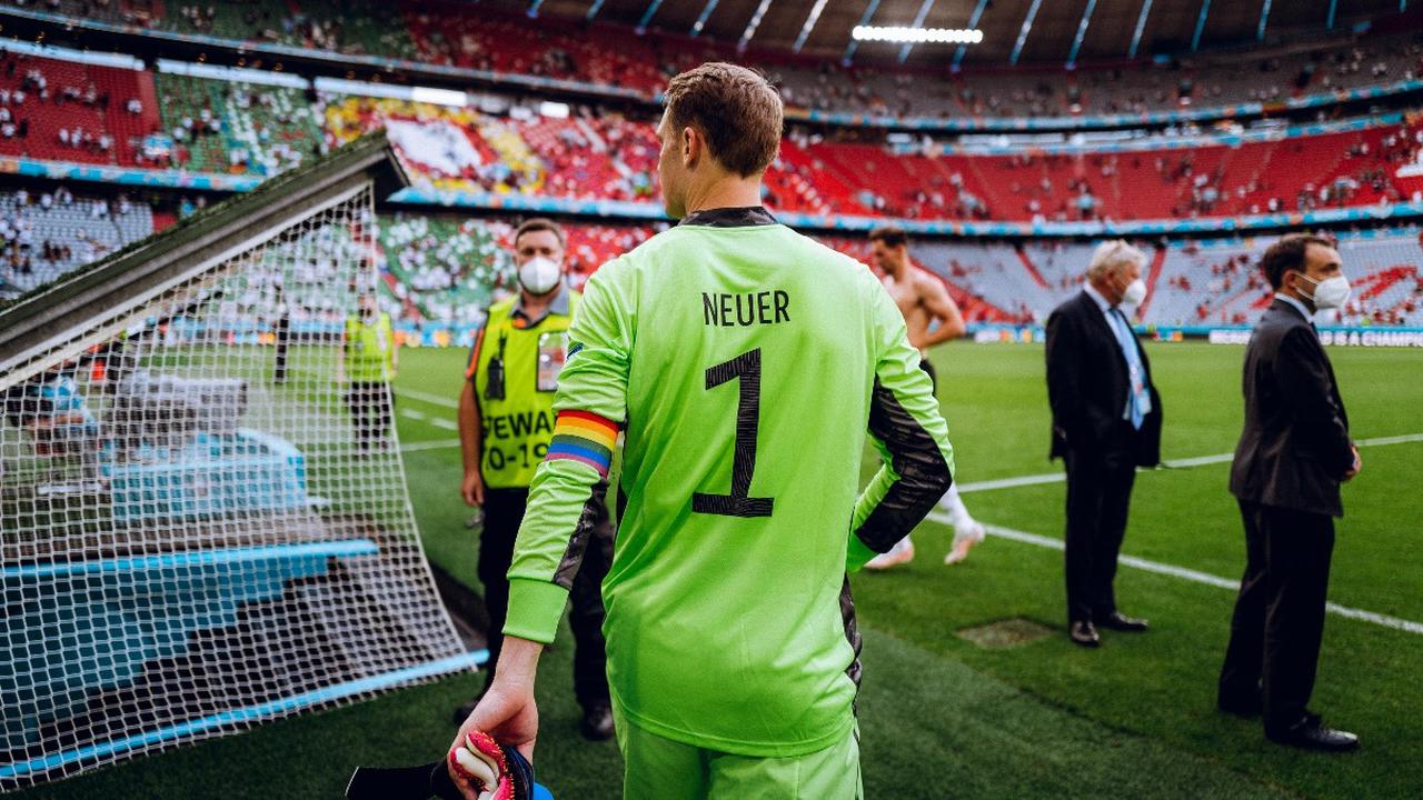 Manuel Neuer dengan ban kapten pelangi