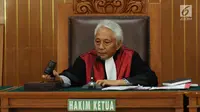 Hakim tunggal praperadilan, Cepi Iskandar mengetuk palu usai memimpin sidang perdana praperadilan Setya Novanto terhadap KPK di Pengadilan Negeri Jakarta Selatan, Rabu (20/9). Sidang beragendakan pembacaan materi pemohon. (Liputan6.com/Helmi Fithriansyah)