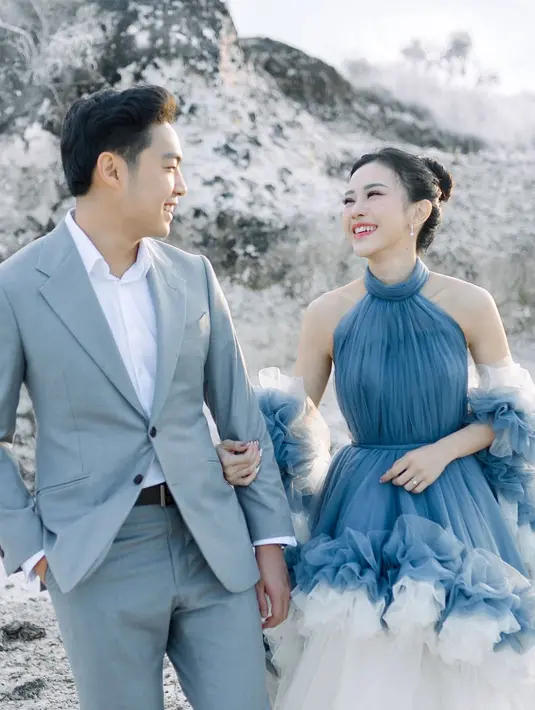 Sementara itu, Erwin Phang tampak gagah dalam setelan jas abu-abu dari @henriwinata.bespoke. Kombinasi jas yang pas badan dan warna lembut membuatnya tampil modern dan berkelas, menciptakan harmoni sempurna dengan gaun Jessica. [@jessicajane99].