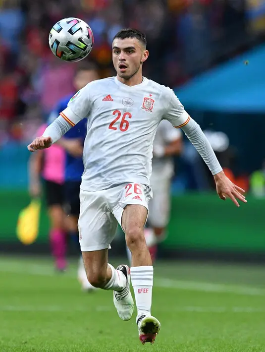 Pemain Spanyol Pedri mengontrol bola saat melawan Italia pada pertandingan semifinal Euro 2020 di Stadion Wembley, London, Inggris, 6 Juli 2021. Gelandang Barcelona ini jadi motor serangan Spanyol lewat 317 umpan sukses ke pertahanan lawan. (JUSTIN TALLIS/POOL/AFP)