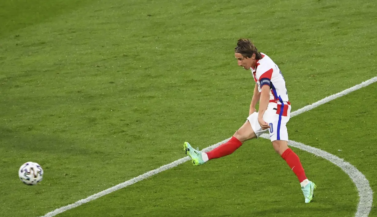 Menit ke-62, Modric mencetak gol spektakuler dengan sepakan first time dari kotak penalti untuk membawa Kroasia kembali unggul. (Foto: AP/Pool/Andy Buchanan)