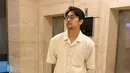 Deva Mahenra yang tampil dengan busana kasual berwarna senada dengan istrinya ini dipuji bak Oppa-oppa Korea oleh netizen. Pasangan ini pun banyak didoakan agar selalu langgeng dan harmonis. (Liputan6.com/IG/@miktambayong)