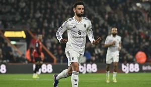 Selebarasi pemain Manchester United, Bruno Fernandes usai mencetak gol perdana untuk Setan Merah ke gawang Bournemouth pada pertandingan pekan ke-31 Liga Inggris 2025/2026 di Vitality Stadium, Sabtu (21/03/2026) dini hari WIB. (AFP/Glyn Kirk)