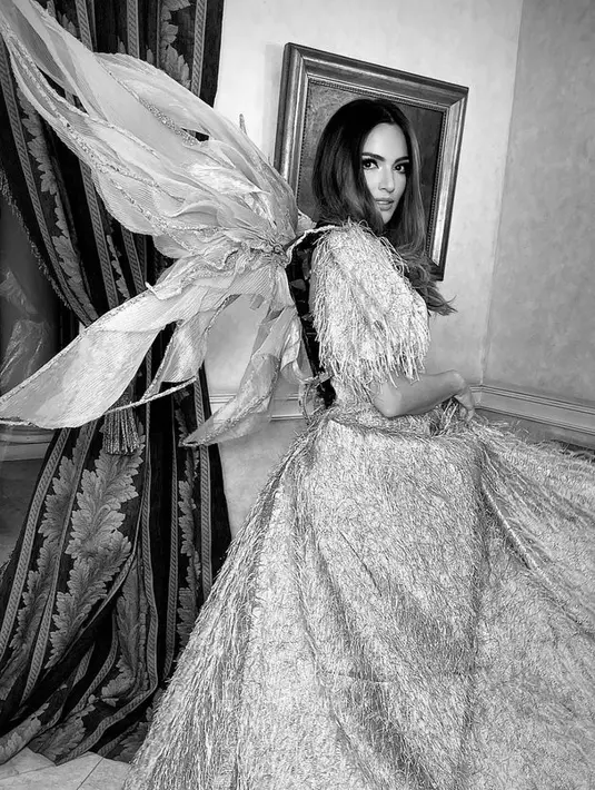 <p>Melihat penampilan cantik Nia, banyak orang yang teringat dengan model Victoria's Secret Angel. Lantaran para model Victoria's Secret Angel menggunakan sayap saat tampil di atas catlwalk. [Foto: instagram.com/ramadhaniabakrie]</p>