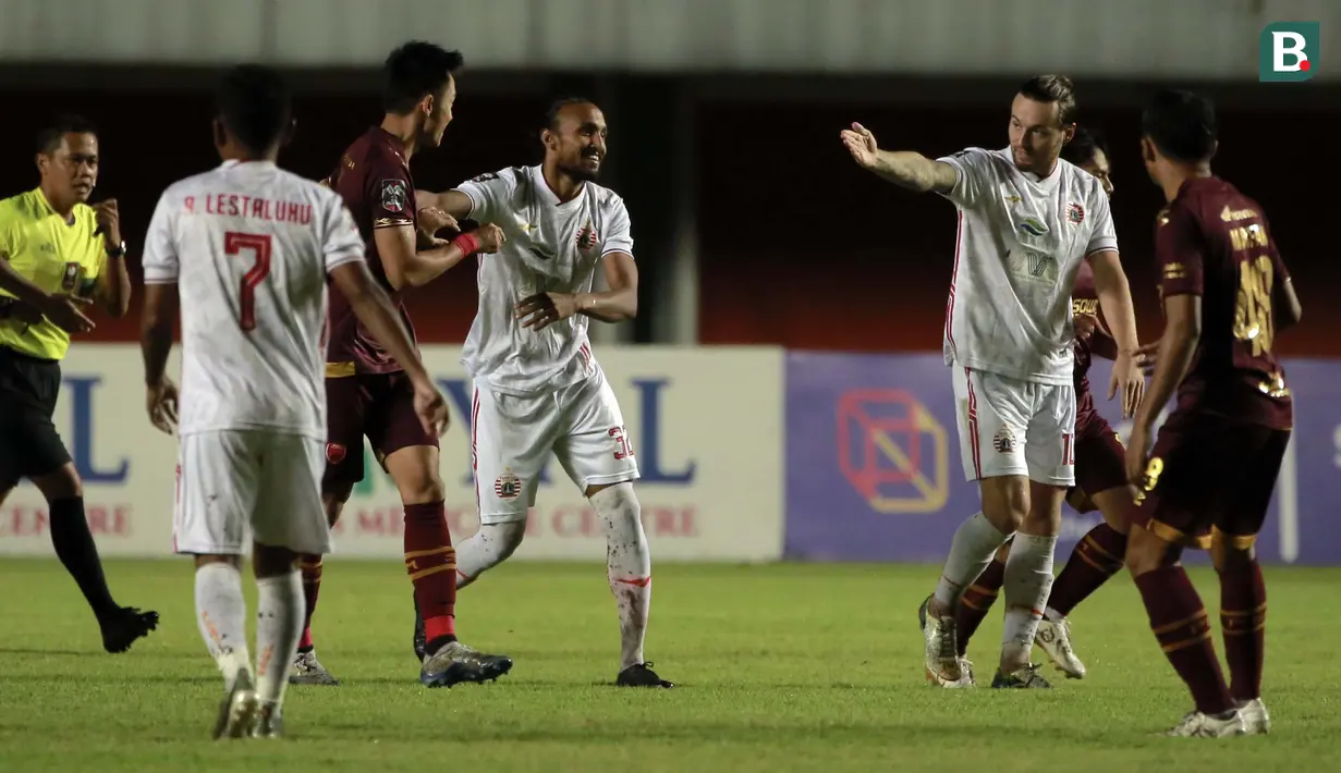 Marc Klook pun meladeni protes yang dilakukan Sutanto Tan terhadap dirinya, untung Rohit Chand yang berada dekat dengan keduanya langsung melerai perdebatan agar tidak memperpanjang masalah. (Foto: Bola.com/Ikhwan Yanuar)