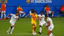 Pemain Barcelona, Trincao, berusaha melewati pemain Gimnastic pada laga uji coba di Johan Cruyff Stadium, Minggu (13/9/2020). Barcelona menang dengan skor 3-1. (AP/Joan Monfort)
