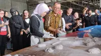 Istri Ganjar Pranowo, Siti Atikoh mengunjungi pabrik Kerupuk Kemplang Cap Limo Iwak di Talang Buluh, Talang Kelapa, Palembang, Sumatera Selatan, Jumat (12/1/2024). (Liputan6.com/ Winda Nelfira)