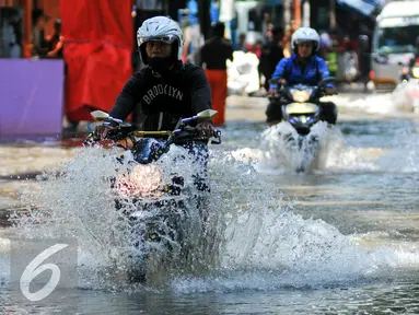 Sejumlah kendaraan menerobos banjir di jalan Pejaten Raya, Jakarta Selatan, Kamis (21/4/2016). Akibat banjir, kemacetan panjang terjadi di Jalan Pejaten Raya. (Liputan6.com/Yoppy Renato)