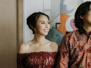 Beberapa waktu lalu Joshua Suherman dan Clairine Clay baru saja melangsungkan pertunangan. Keduanya tampil memesona dalam busana bernuansa merah. (Liputan6.com/IG/@jojosuherman)