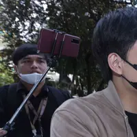 YouTuber Atta Halilintar tiba di Bareskrim Polri, Jakarta, Kamis (17/3/2022). Atta Halilintar menjalani pemeriksaan terkait kasus dugaan penipuan investasi trading binary option lewat platform Quotex dengan tersangka Doni Salmanan. (Liputan6.com/Herman Zakharia)