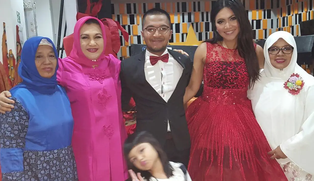 "Saya gemetar pada saat itu, saya tidak mau menunjukkan pada anak saya tapi anak saya udah nangis, saya tidak mau menangis tapi saya shock memang, akhirnya saya bilang ayo ke Singapura, kita cek," kata Emilia melanjutkan.(instagram/senator_emiliacontessa)