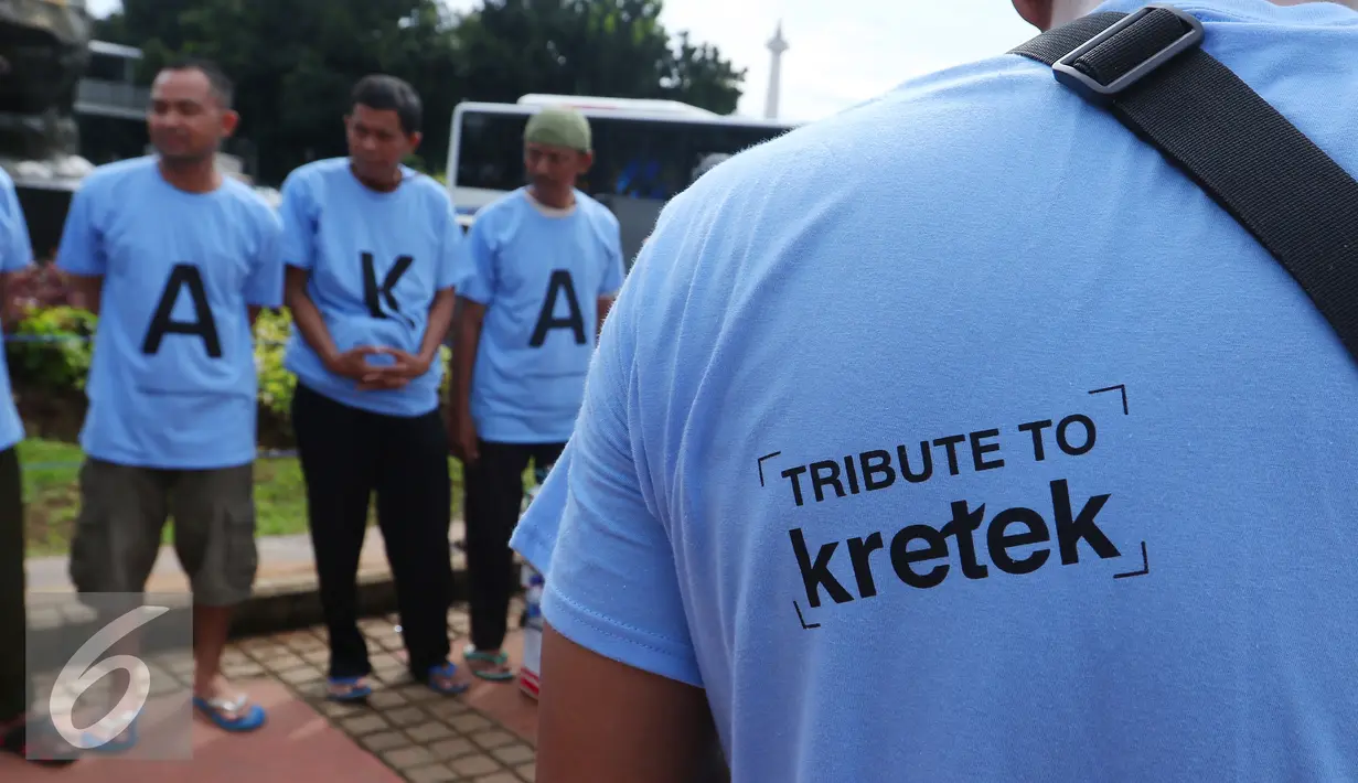 Komunitas Kretek melakukan aksi damai Terimakasih tembakau di Jakarta, Selasa (31/50). Dalam aksi tersebut mereka melakukan penolakan terhadap hari tanpa tembakau sedunia yang jatuh pada tagl 31 mei. (Liputan6.com/Angga Yuniar)