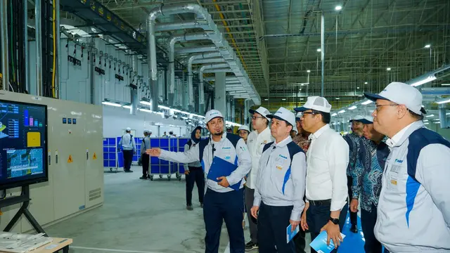 Wakil Menteri Perindustrian Faisol Riza meninjau pabrik AC full-scale pertama di Indonesia yang merupakan pabrik PT. Daikin Industries Indonesia (DIID), berlokasi di Greendland International Industrial Center, Cikarang, 12 Desember 2024. (Dok Kemenperin)
