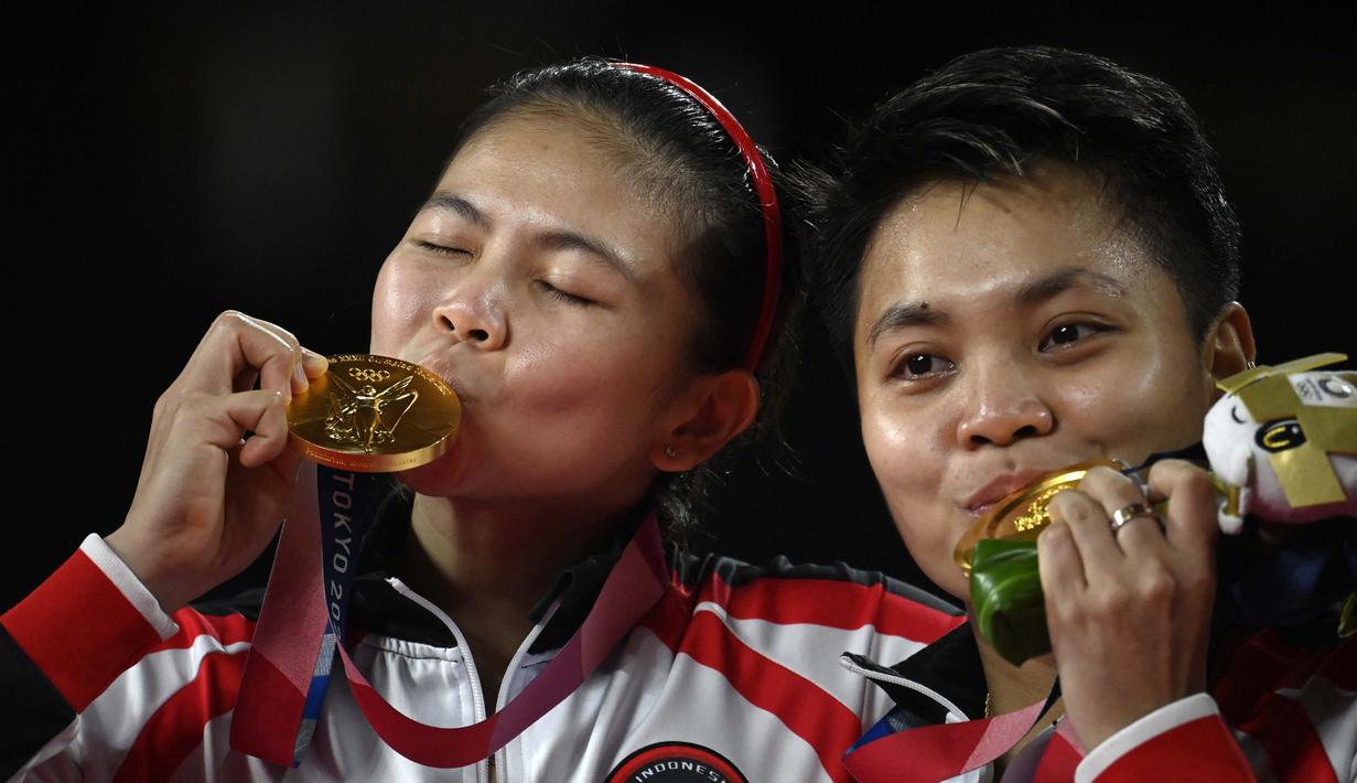Atlet Badminton Ganda Putri Indonesia Apriyani Rahayu (kanan) dan Greysia Polii berpose dengan medali emas Olimpiade Tokyo 2020 di Musashino Forest Sports Plaza, Tokyo, Senin (2/8/2021). (Foto: AFP/Alexander Nemenov)